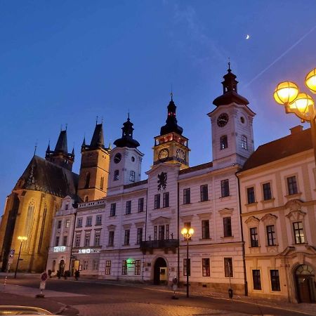Luxusni Studio Na Velkem Namesti, Wi-Fi, Netflix Hradec Kralove Bagian luar foto