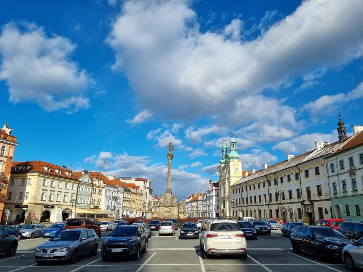 Luxusni Studio Na Velkem Namesti, Wi-Fi, Netflix Hradec Kralove Bagian luar foto