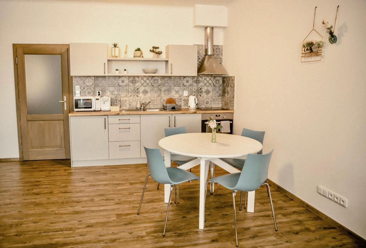 Luxusni Studio Na Velkem Namesti, Wi-Fi, Netflix Hradec Kralove Bagian luar foto